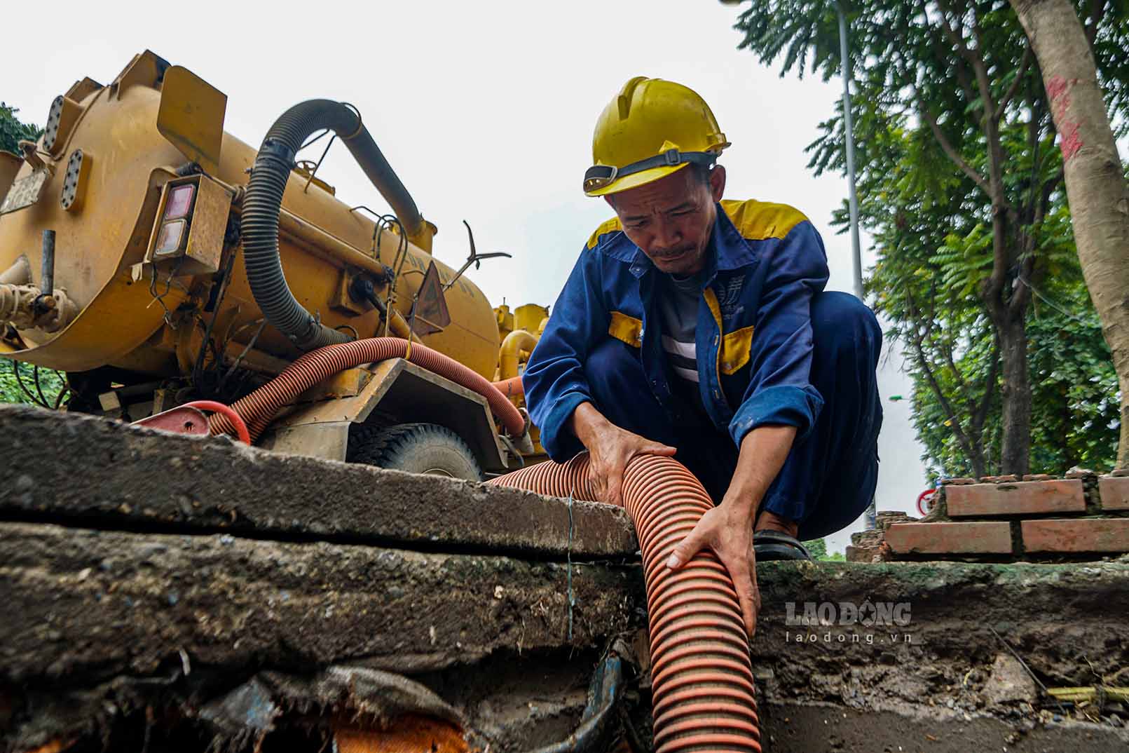 Sharing with Lao Dong, a worker of Hanoi Drainage Company Limited - said that for nearly a week now, drainage workers have had to take turns and split shifts. To date, the amount of stagnant water has improved significantly but still needs more time to be processed.