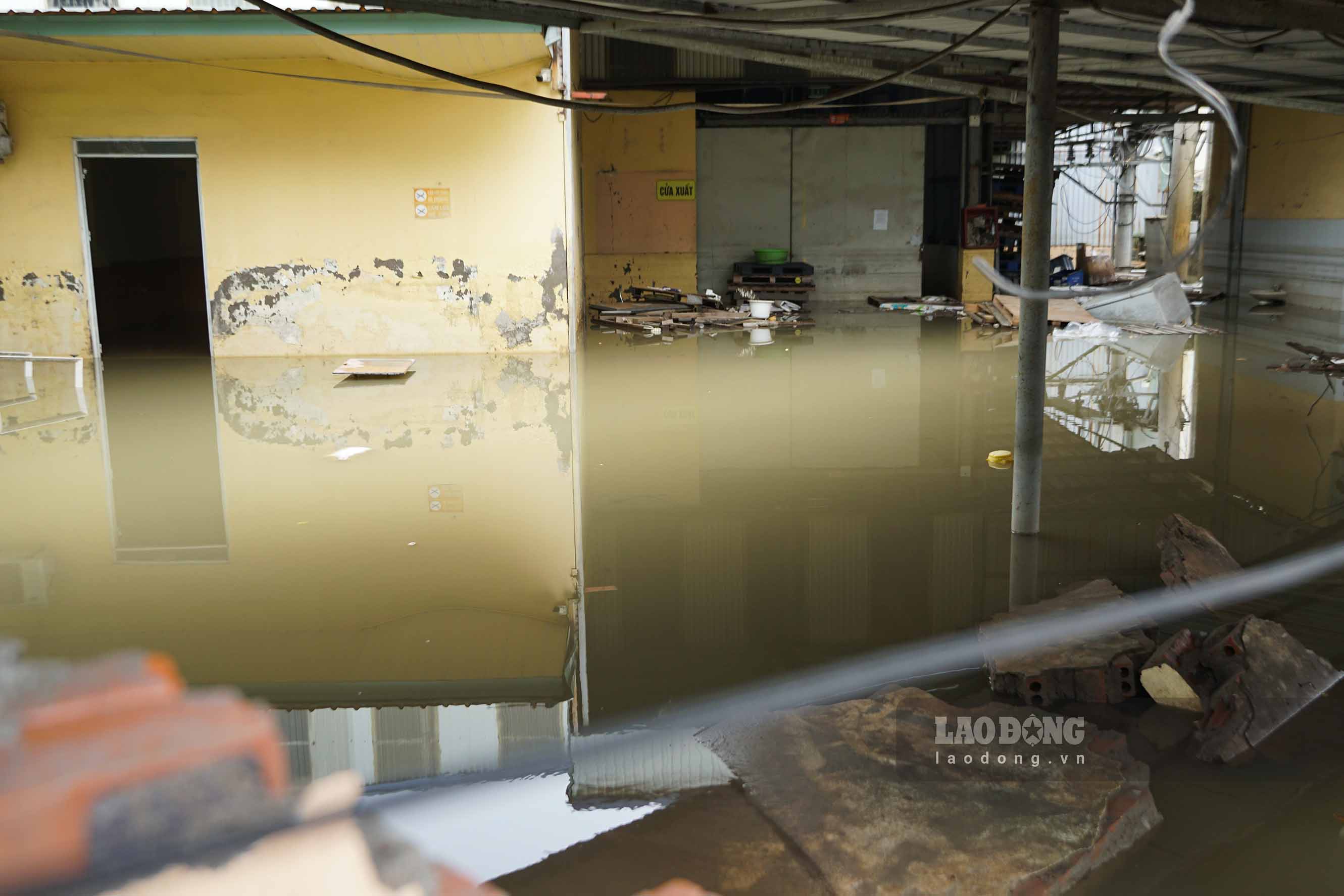 A representative of Hanoi Sewerage Company Limited explained that the reason why areas in the west of the capital such as Thang Long Avenue, Trieu Khuc, Van Quan areas... have been flooded for a long time in recent days is because This is the location of low points compared to the area, the ground level is lower than the surrounding area, so when it rains heavily, water flows along the road surface quickly, causing local flooding.