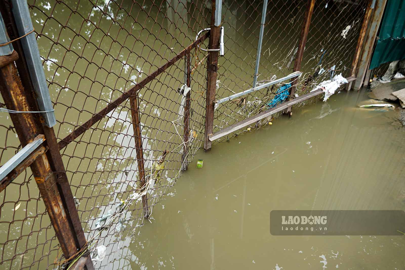 On the other hand, because the drainage system operates on the self-flowing principle, the current pumping stations have not been completely built according to planning, so drainage to the discharge source is still limited.