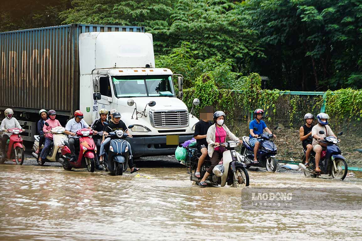 Ngày 29.7, theo ghi nhận của Lao Động, một đoạn trên đường đại lộ Thăng Long tại lý trình Km8+472 vẫn chìm trong nước.