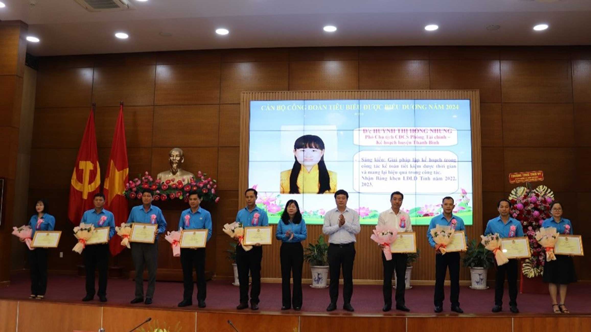 Awarding Certificates of Merit and flowers to congratulate outstanding union officials. Photo: Luu Hung