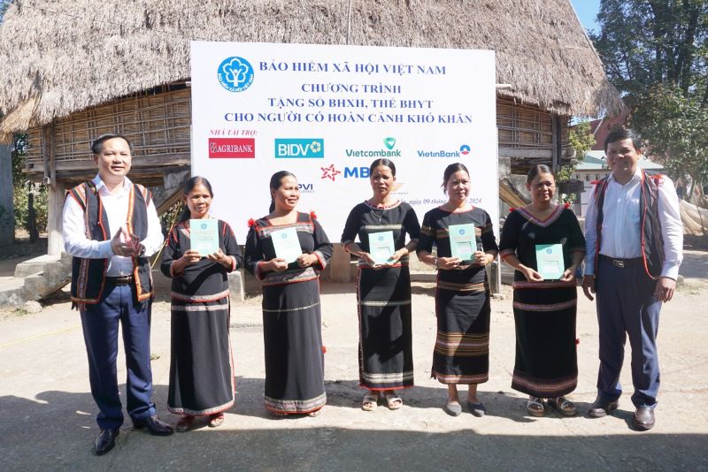 Agribank participates in the program to present social insurance books and health insurance cards to disadvantaged people in Dak La commune (Dak Ha district, Kon Tum province). Source: Agribank