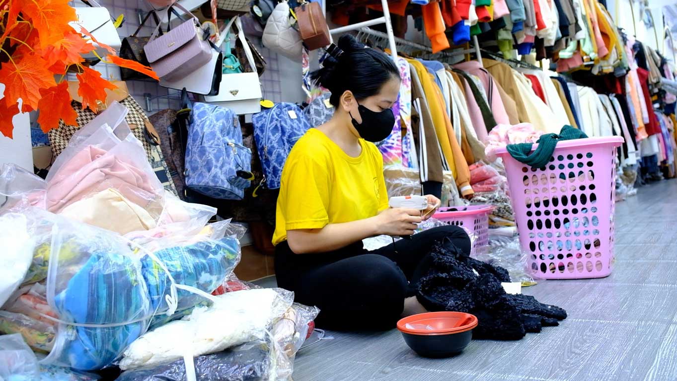 Students return to the city early to work part-time and earn money to cover the costs at the beginning of the new school year. Photo: My Ly