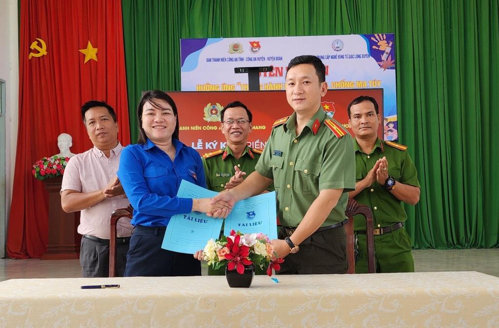 The Youth Committee of the Provincial Police and Kien Luong District Youth Union signed an agreement to implement the model 'Youth Team with 4 No's on Drugs'. Photo: Kien Giang Police