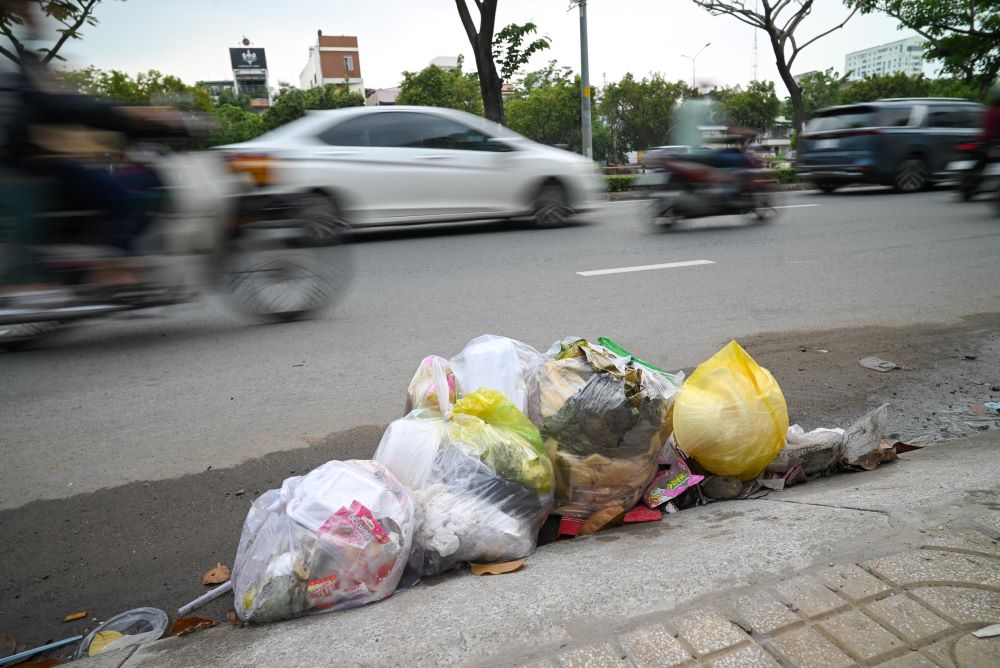 Every time it rains heavily, Ho Chi Minh City's drainage industry has to mobilize hundreds of people to pick up and clean trash at water intake manholes, but it is impossible to arrange enough forces at tens of thousands of manholes across current roads. Photo: Minh Tam