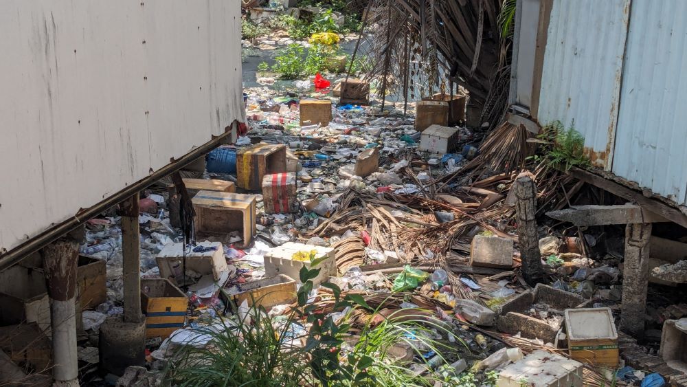 Not only sewers, many canals in Ho Chi Minh City are also "poisoned" by waste. A flooded canal in Binh Thanh district is filled with all kinds of garbage so thick that you can't see the water surface. Photo: Minh Tam