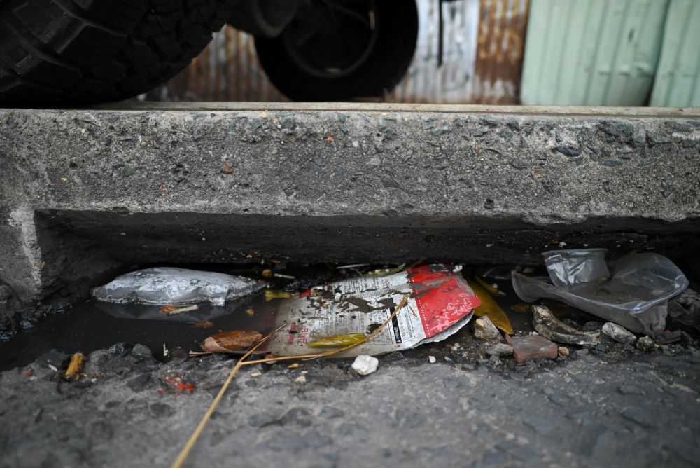 The types of waste thrown down the drain are usually household waste such as: plastic bags of all kinds, plastic bottles, foam boxes, sand, rocks, bottle pieces... Photo: Minh Tam