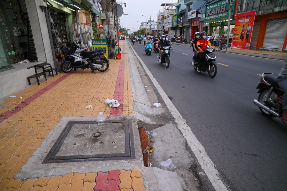 Not only do they throw away trash, some manholes are also blocked by boards, covered with tarpaulins, or burlap bags to prevent odors. Photo: Minh Tam