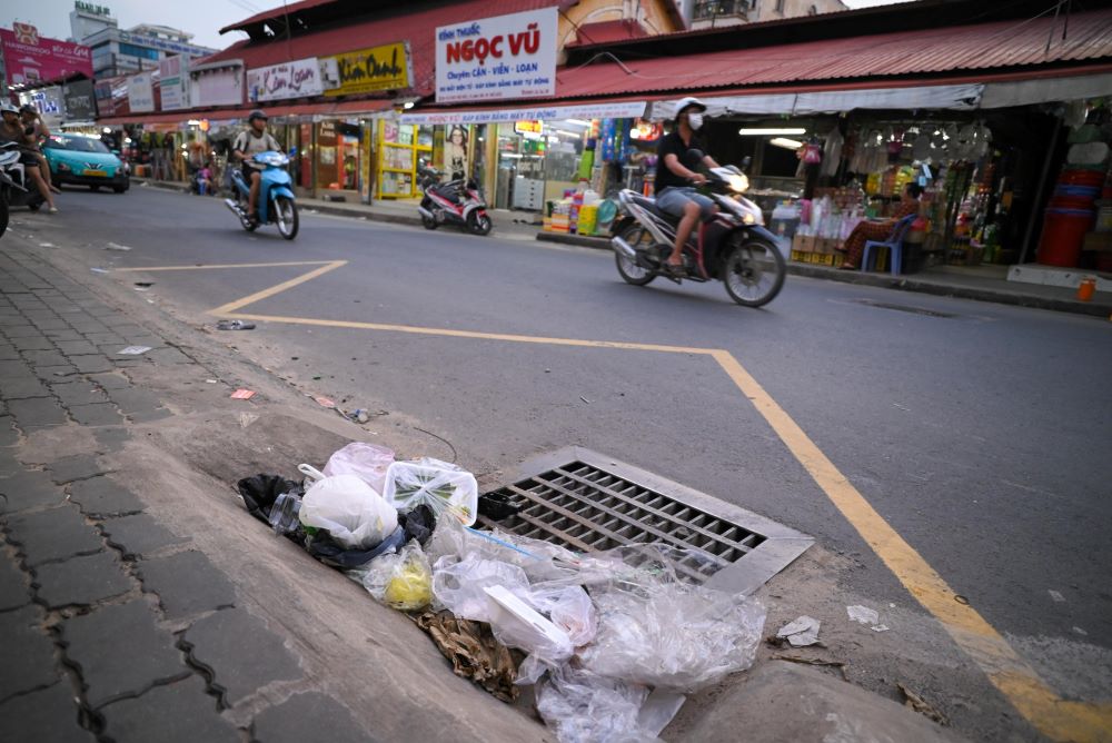 Garbage is put into plastic bags and thrown into a pile at a manhole in Thu Duc market area (Thu Duc city). Garbage is piled up so much that people can no longer recognize which is the manhole and which is the sidewalk. Photo: Minh Tam