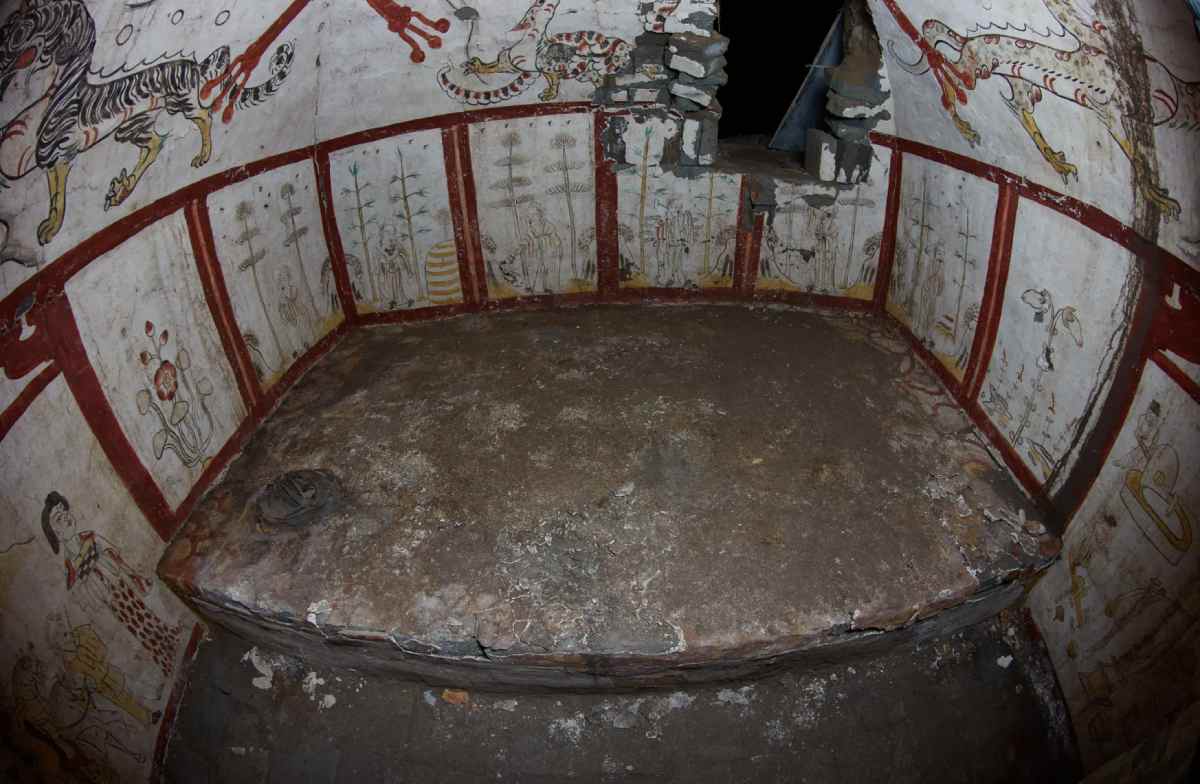 Mộ cổ Trung Quốc ở Tây Sơn được trang trí bằng những bức vẽ lộng lẫy. Ảnh: Xinhua