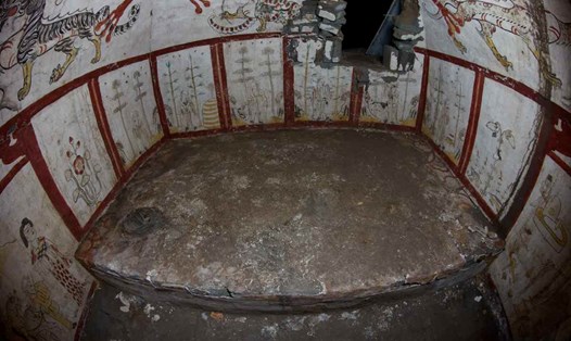 Mộ cổ Trung Quốc ở Tây Sơn được trang trí bằng những bức vẽ lộng lẫy. Ảnh: Xinhua