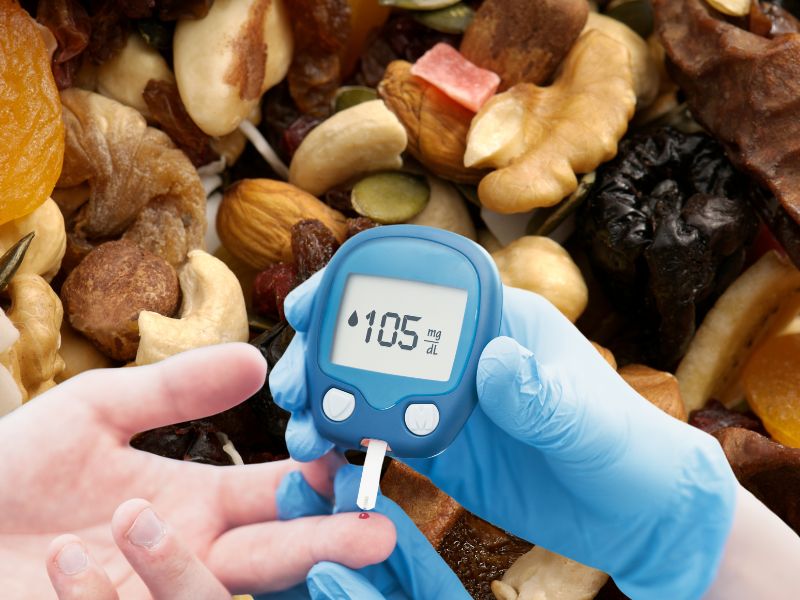 Người có đường huyết cao có thể ăn trái cây sấy. Đồ họa: Hạ Mây