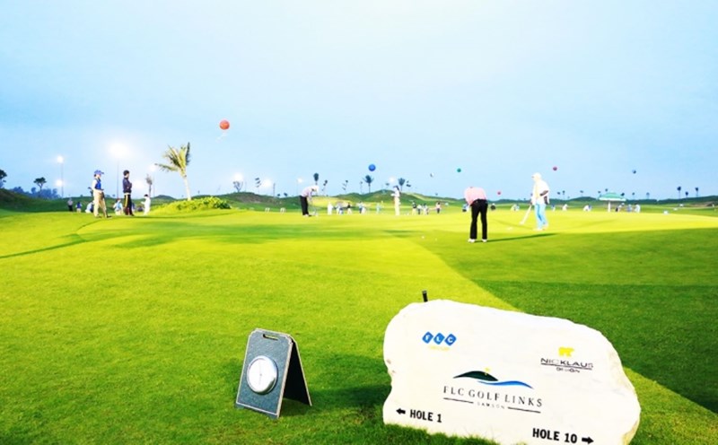 Dù đã hoạt động trở lại khá nhộn nhịp nhưng FLC Golf & Resort Sầm Sơn vẫn nợ BHXH với số tiền lớn. Ảnh: T.L