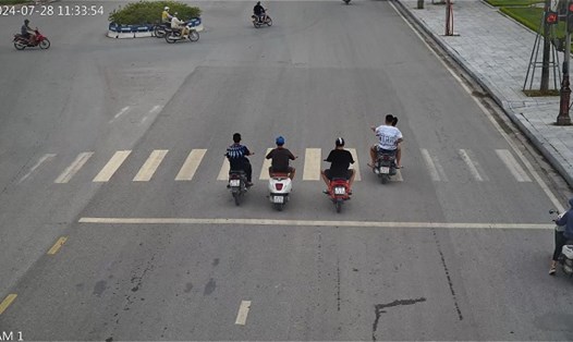 Xe môtô vượt đèn đỏ tại ngã 3 Hùng Vương - Xương Giang, phường Ngô Quyền, thành phố Bắc Giang bị phạt nguội. Ảnh: Công an Bắc Giang