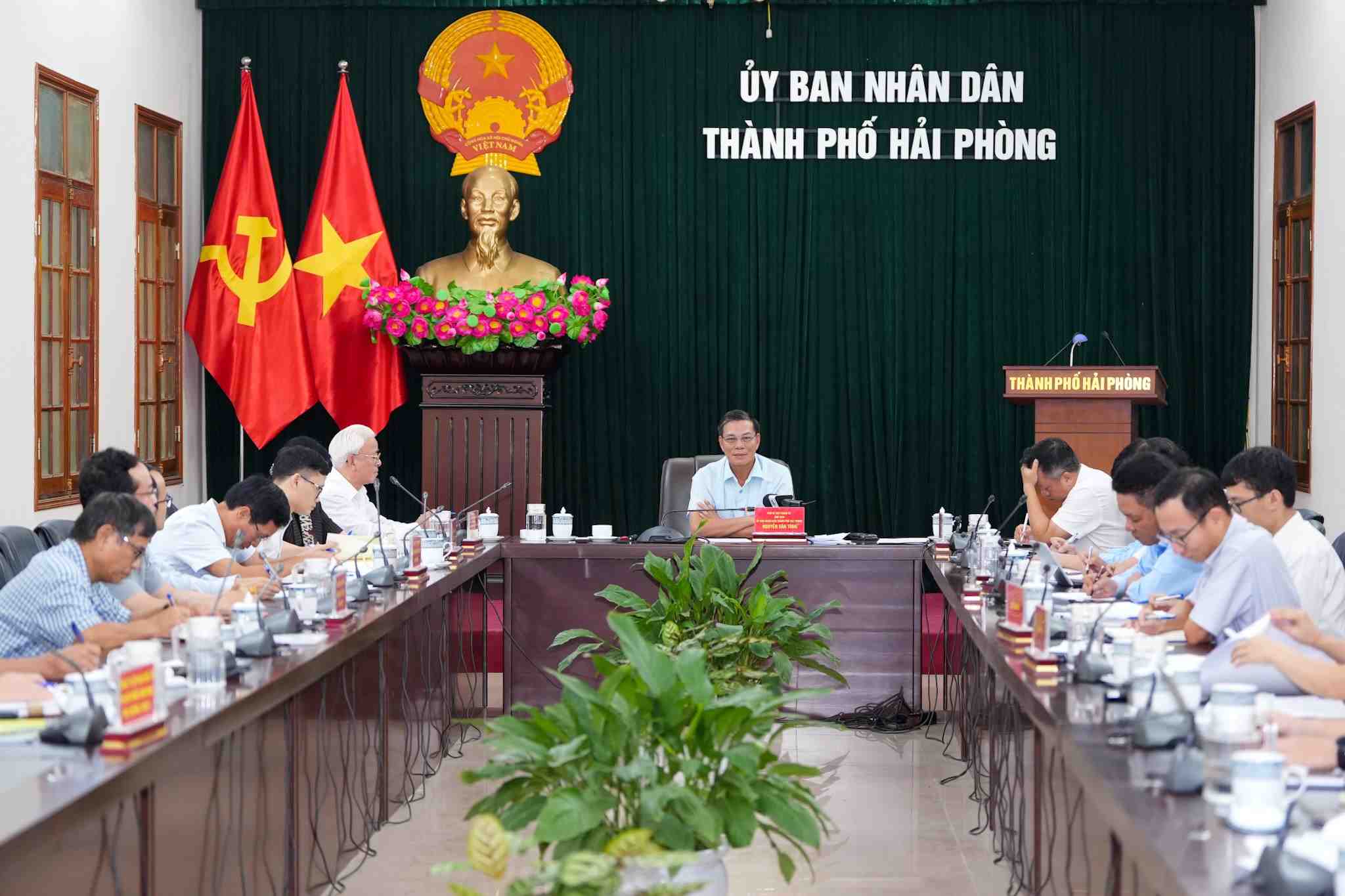 Chủ tịch UBND thành phố Nguyễn Văn Tùng nghe báo cáo về việc thu gom, vận chuyển, xử lý rác thải trên địa bàn huyện Tiên Lãng. Ảnh: Cổng TTĐT Hải Phòng