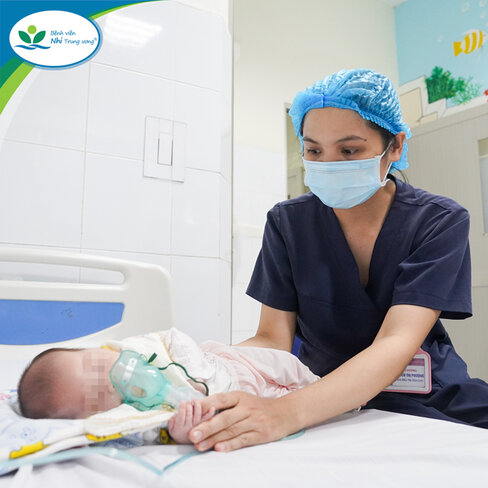 Bệnh nhi mắc ho gà đang được chăm sóc và điều trị tại Trung tâm Bệnh nhiệt đới, Bệnh viện Nhi Trung ương. Ảnh: BVCC