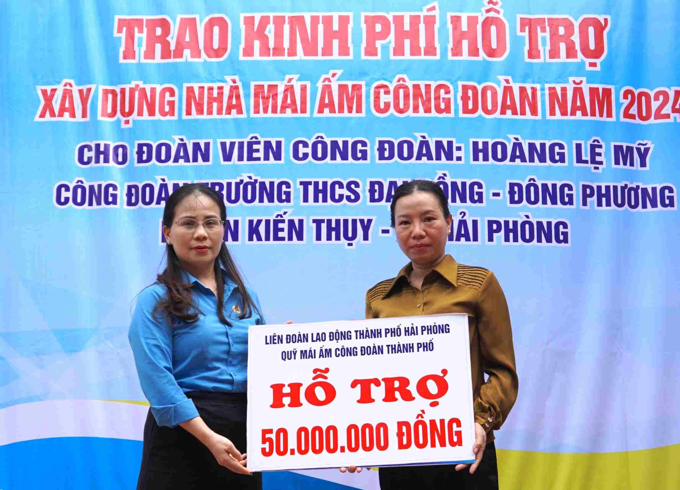 Phó Chủ tịch Thường trực Liên đoàn Lao động TP.Hải Phòng Bùi Thị Ngọc trao kinh phí cho đoàn viên Hoàng Lệ Mỹ. Ảnh: Mai Dung