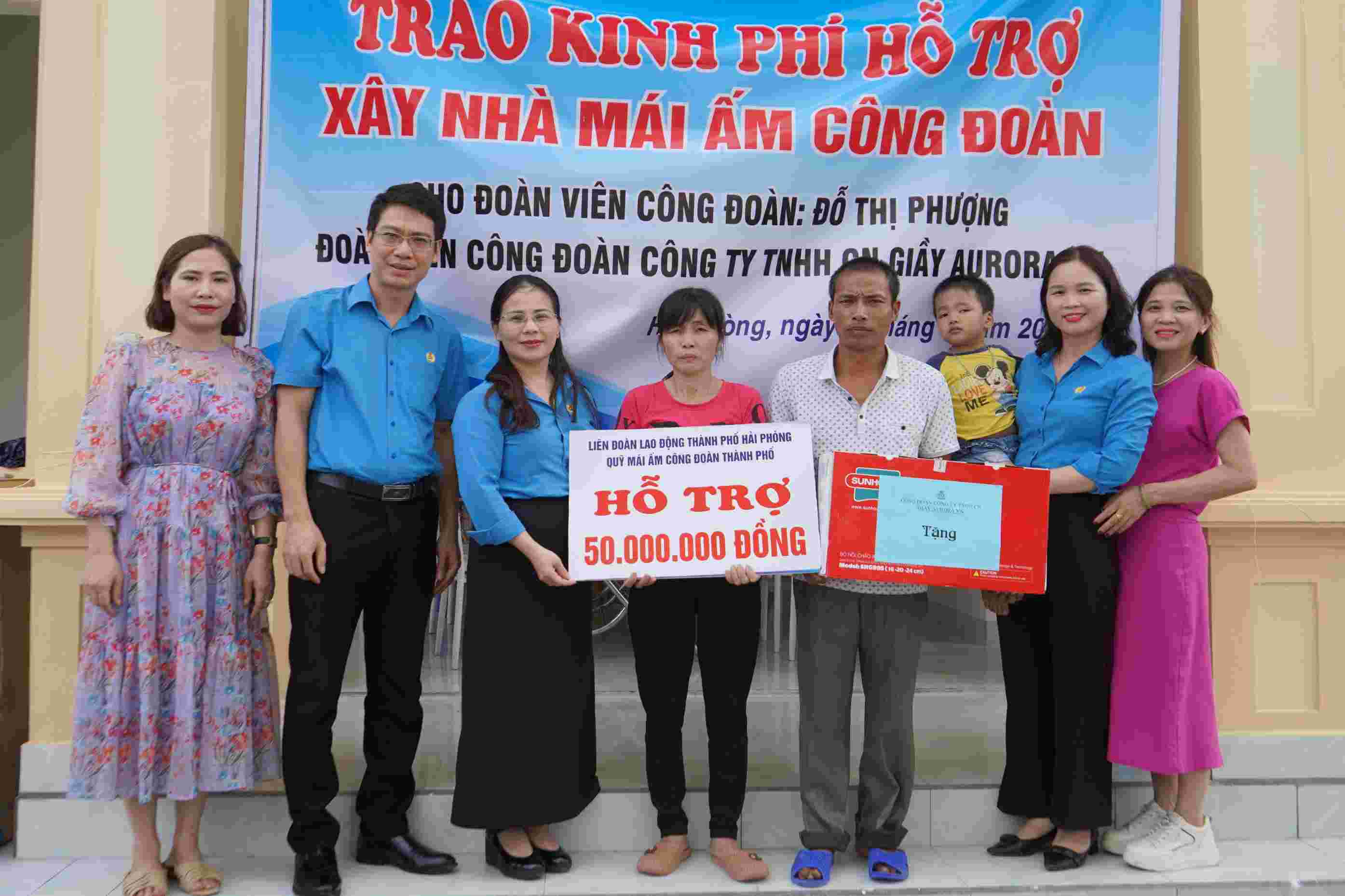 LĐLĐ TP.Hải Phòng trao kinh phí hỗ trợ đoàn viên Đỗ Thị Phượng, Công ty TNHH CN Giày Aurora Việt Nam. Ảnh: Mai Dung