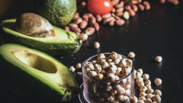 5 loại thực phẩm giúp cải thiện tâm trạng. Ảnh: Theo Healthshots.