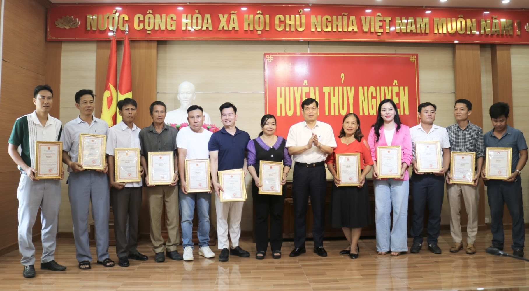 Phó Chủ tịch UBND huyện Nguyễn Văn Viển trao Giấy chứng nhận sản phẩm OCOP 3 sao cho các chủ thể. Ảnh: Cổng TTĐT Thủy Nguyên, Hải Phòng