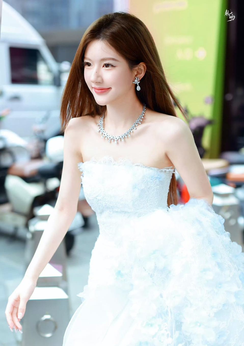 Zhao Lusi looks beautiful as a bride. Photo: Weibo