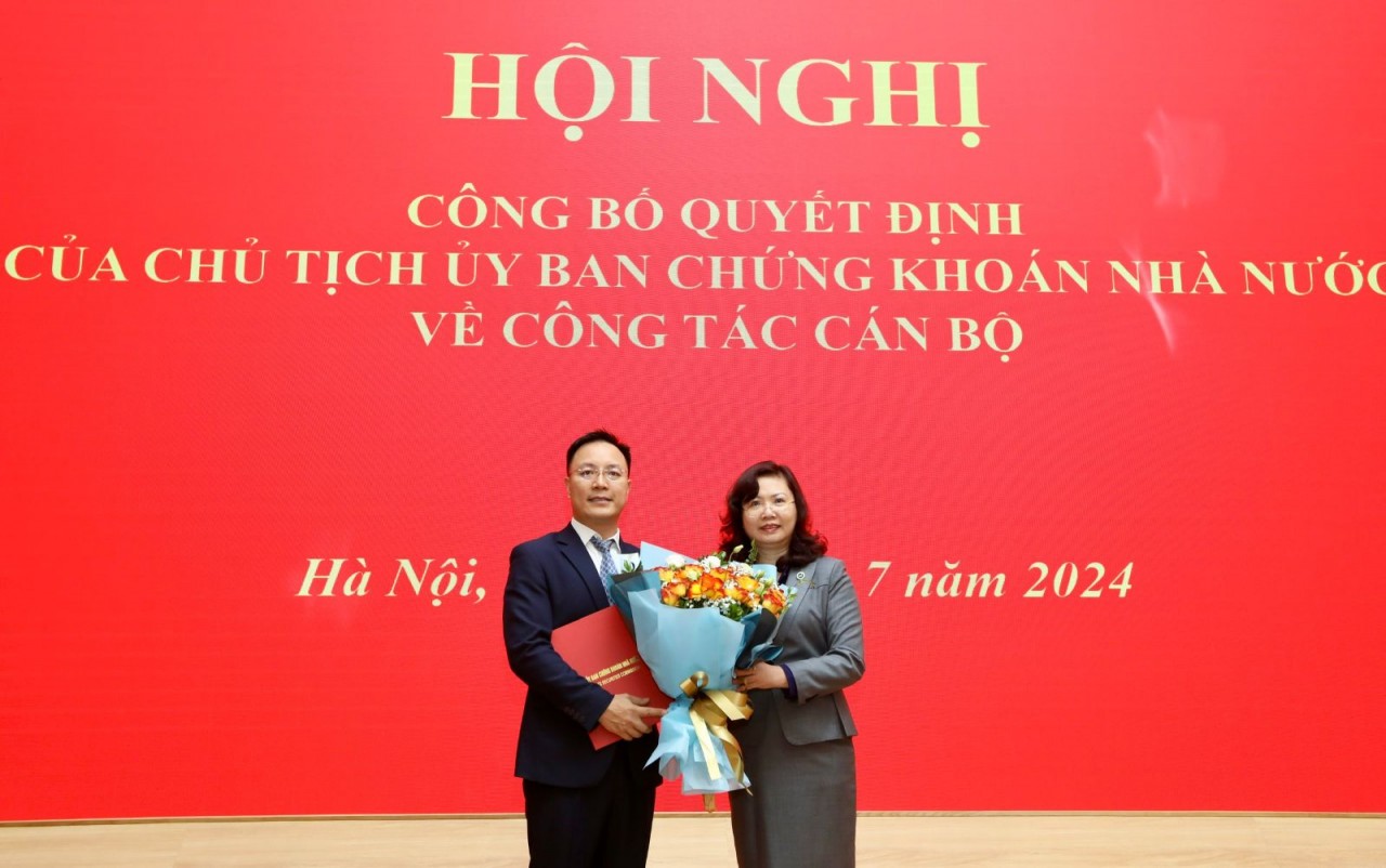 Chairwoman of the SSC Vu Thi Chan Phuong hands over the decision to assign Mr. Do Anh Vu to be in charge of the SSC Office. Photo: SSC