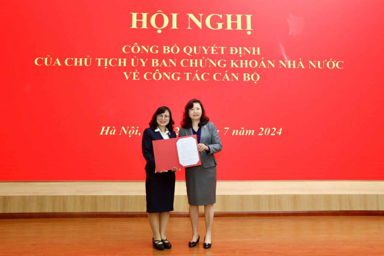 Chairwoman of the SSC Vu Thi Chan Phuong (right) hands over the transfer and appointment decision to Ms. Le Thi Viet Nga. Photo: SSC