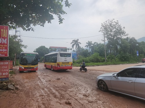 Các phương tiện rất khó khăn khi đi qua đoạn đường này. Ảnh: Minh Hạnh chụp 11 giờ ngày 28.7. 