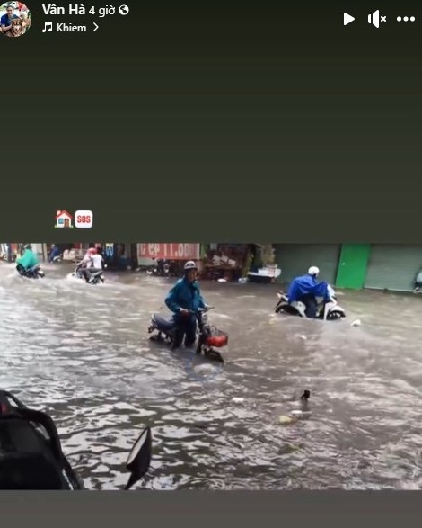 Van Ha's house in Bac Ninh deeply flooded due to heavy rain. Photo cut from video