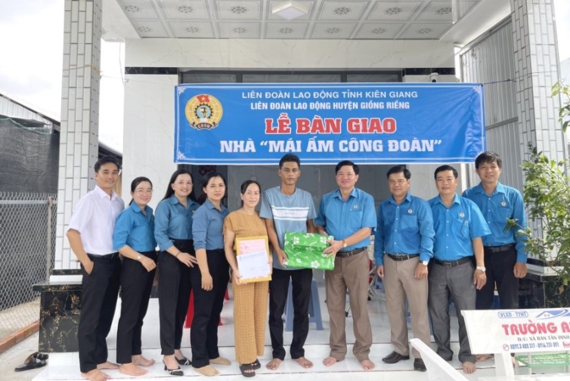 Bàn giao nhà Mái ấm Công đoàn cho đoàn viên Mai Thành Triết. Ảnh: LĐLĐ huyện Giồng Riềng