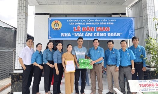Bàn giao nhà Mái ấm Công đoàn cho đoàn viên Mai Thành Triết. Ảnh: LĐLĐ huyện Giồng Riềng