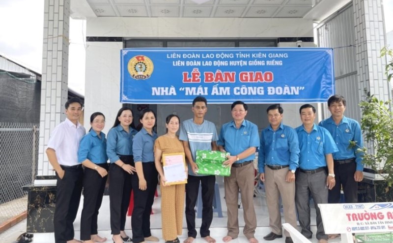 Bàn giao nhà Mái ấm Công đoàn cho đoàn viên Mai Thành Triết. Ảnh: LĐLĐ huyện Giồng Riềng