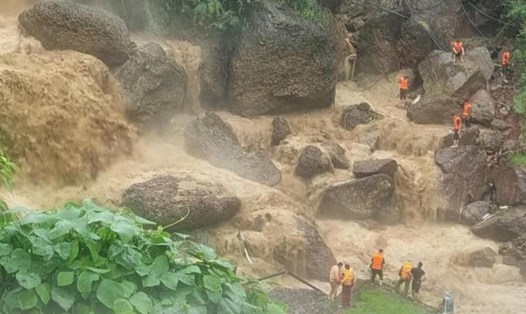 Lực lượng chức năng tập trung tìm kiếm bé gái bị lũ cuốn trôi. Ảnh: Tin tức Sơn La