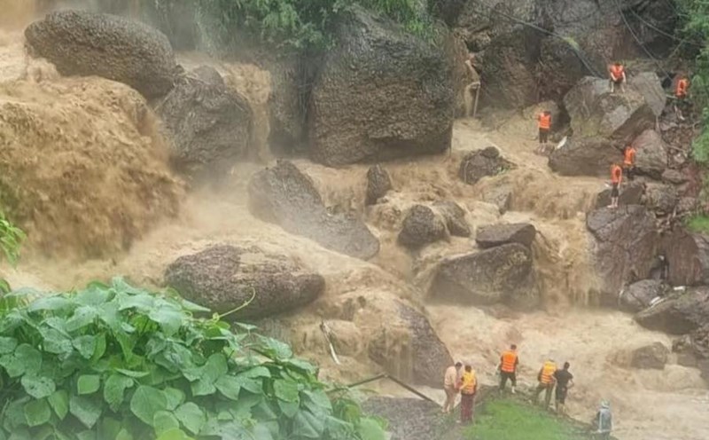 Lực lượng chức năng tập trung tìm kiếm bé gái bị lũ cuốn trôi. Ảnh: Tin tức Sơn La
