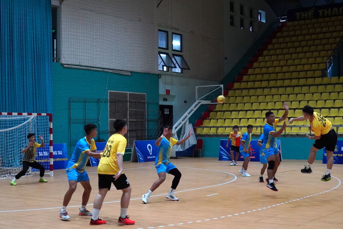Cú ném ghi bàn mở tỉ số trong trận đấu sau lễ khai mạc Giải vô địch Bóng ném trẻ Quốc gia 2024. Ảnh: Thành An