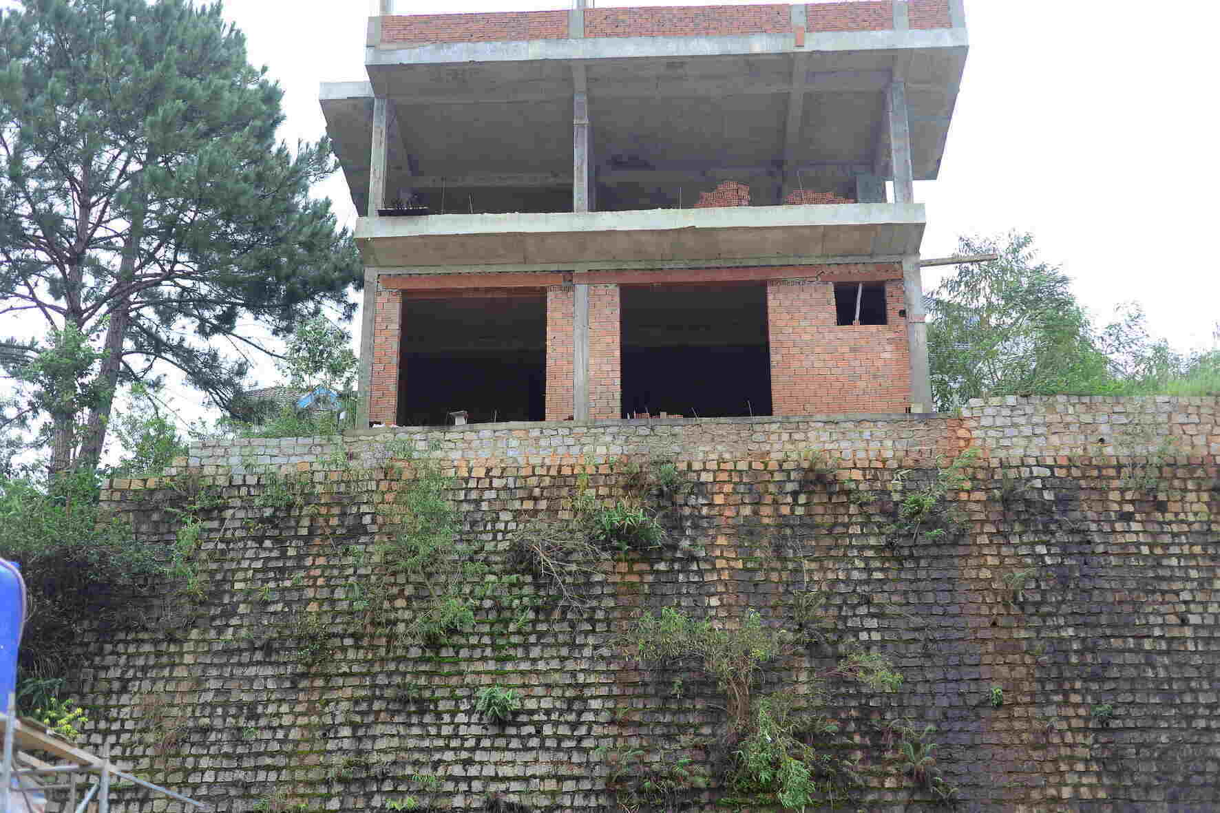 According to many people in Da Lat City, every year during the rainy season, they are afraid of soil and rocks slipping, threatening human life. In particular, the houses are located on high places.