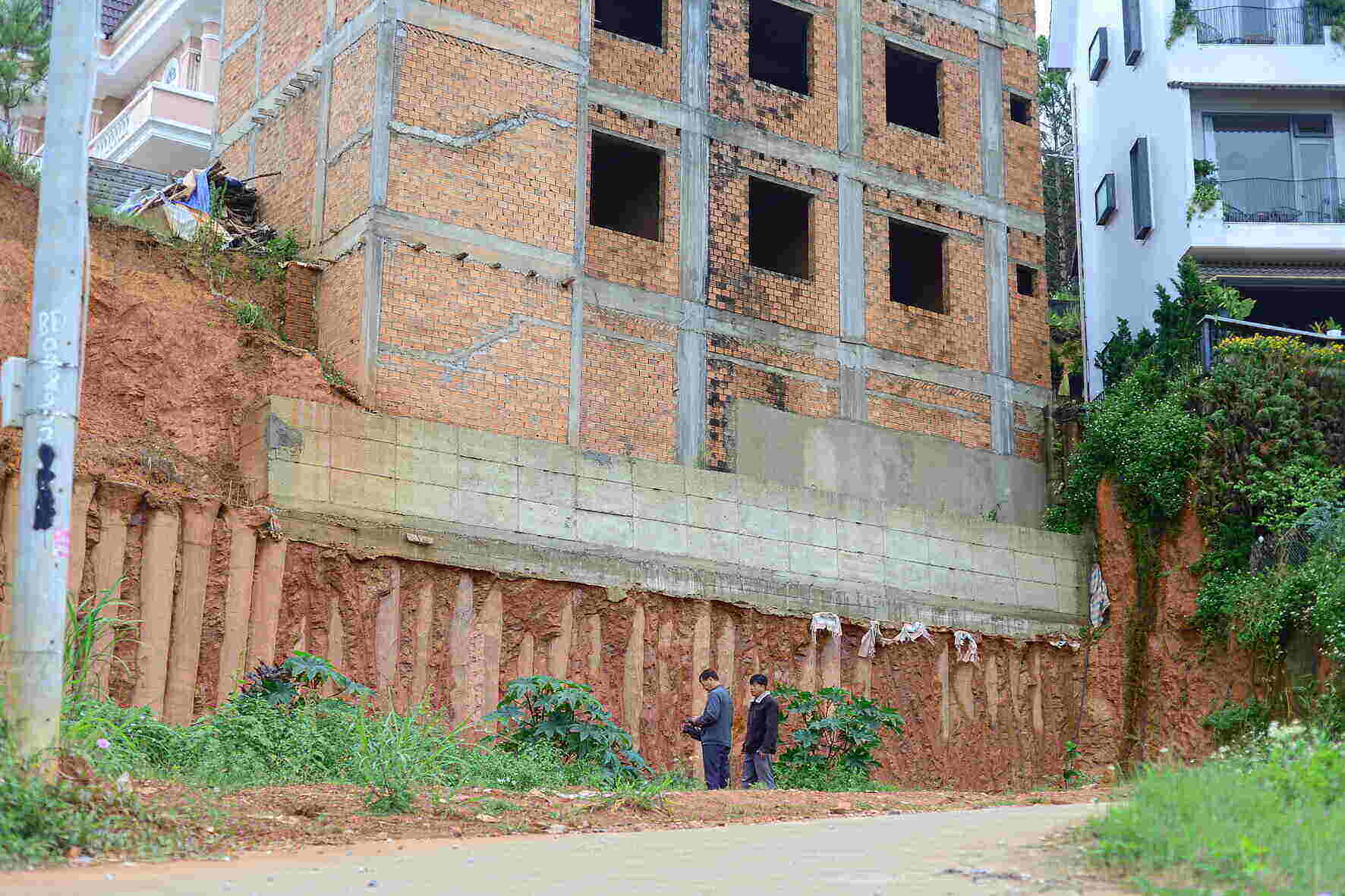 At Trinh Hoai Duc alley (Ward 11), a 4-storey residential building (including basement) with a total building height of about 12m is built on an area of ​​hundreds of square meters.