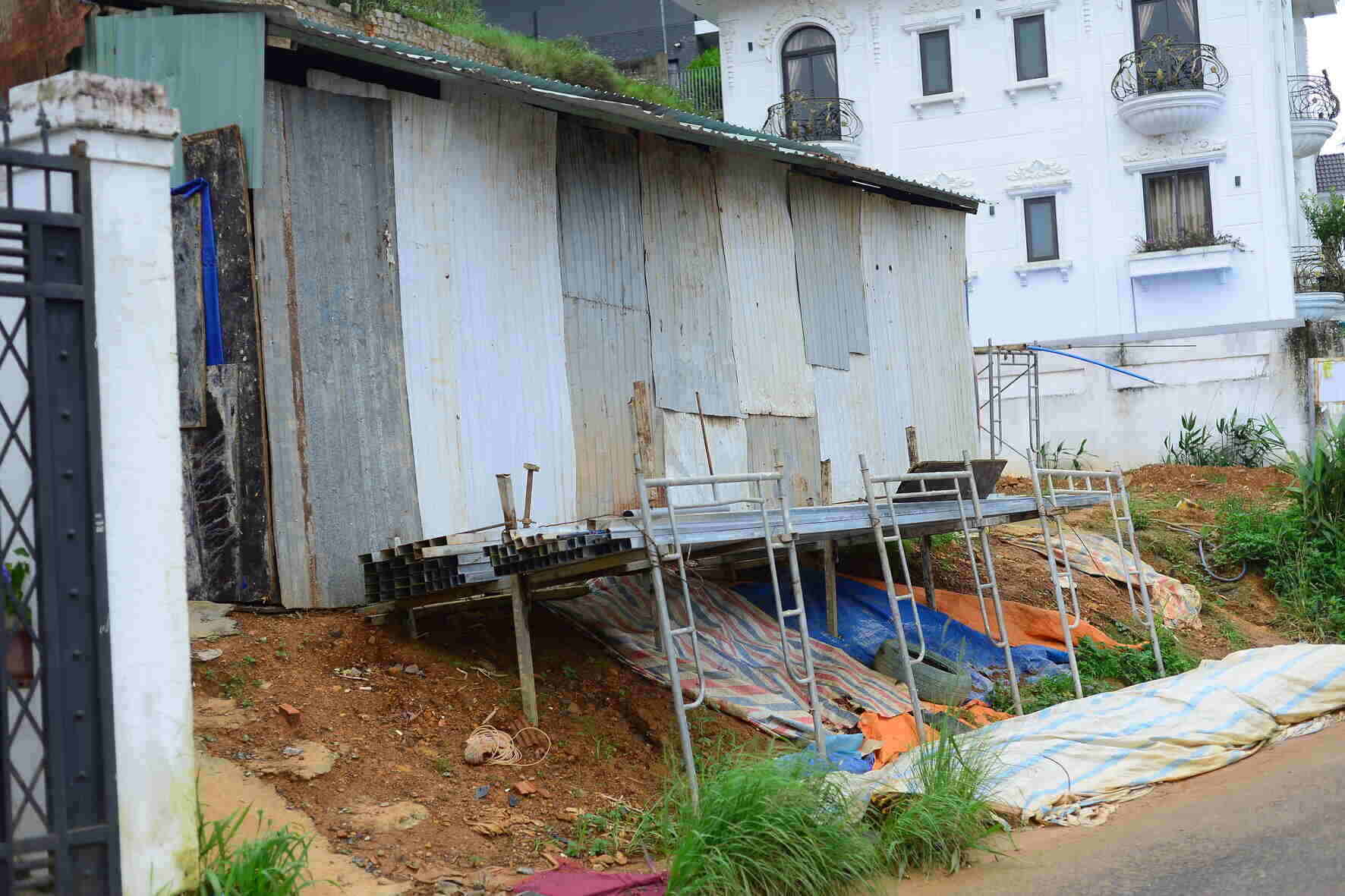 On July 10, the People's Committee of Da Lat City (Lam Dong) requested the city's wards and communes to guide investors in construction projects at risk of slipping, tilting, subsidence... to work with relevant agencies. to monitor the current state of the project and the ground to have a reinforcement plan to ensure safety.