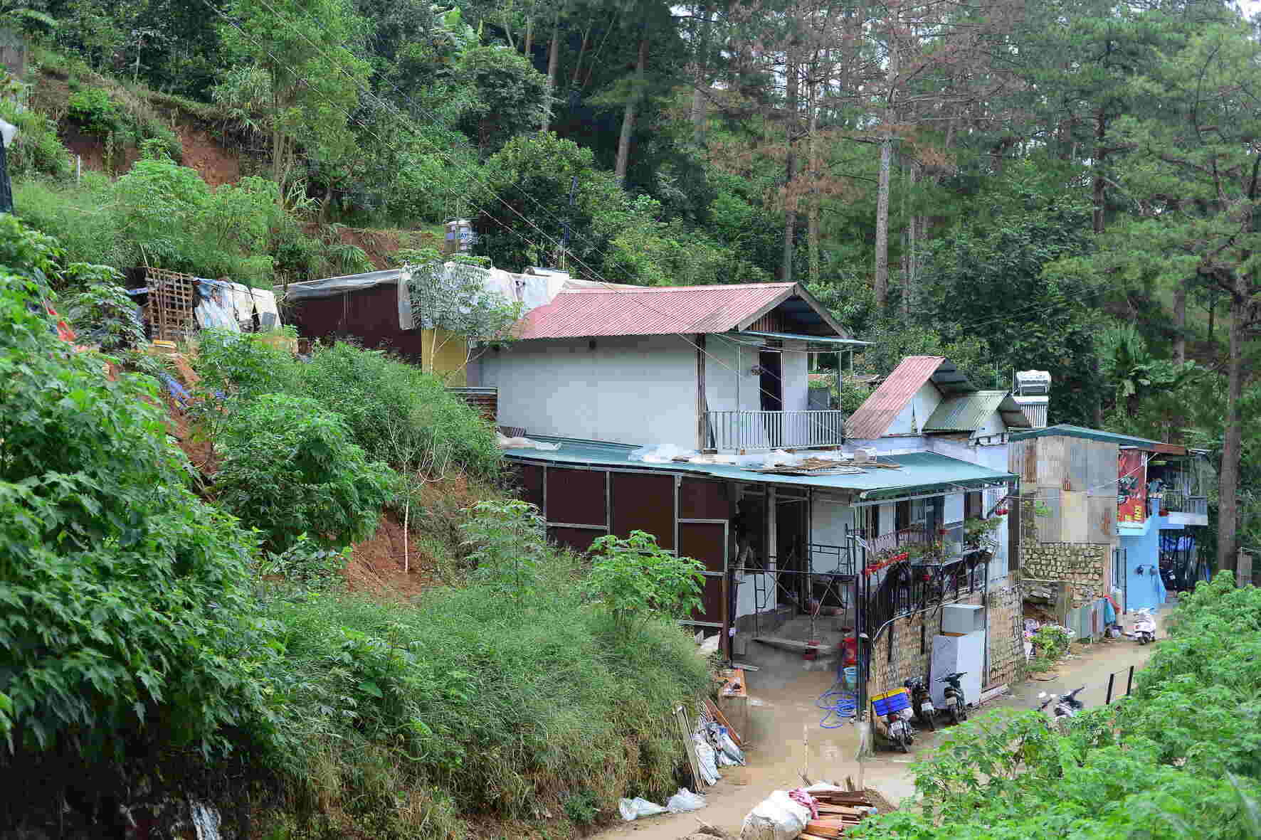 According to Da Lat City authorities, in the area there are 61 projects located in areas at risk of landslides, tilting, subsidence, and unsafety during the rainy season.