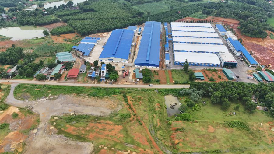 Toàn cảnh 2 nhà máy nơi gần đoạn đường thường xuyên bị ngập úng. Ảnh: Minh Nguyễn