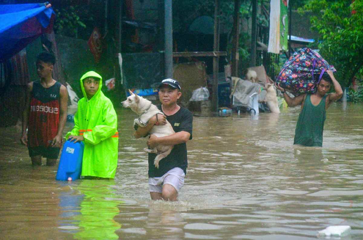 Người dân ở vùng trũng thấp ở thành phố Marikina, Philippines, di chuyển đến nơi an toàn hơn khi nước lũ tiếp tục dâng cao do mưa liên tục vì gió mùa tây nam và bão Gaemi, ngày 24.7.2024. Ảnh chụp màn hình