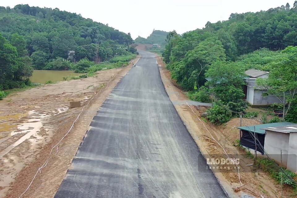 This project route is invested and built according to class III delta road standards, design speed of 80km/h; The roadbed is 12m wide, the road surface is 7m wide... The starting point of the route connects to the inter-commune road in area 3, Thanh Ba town; The end point connects to National Highway 2 at Km95+250.