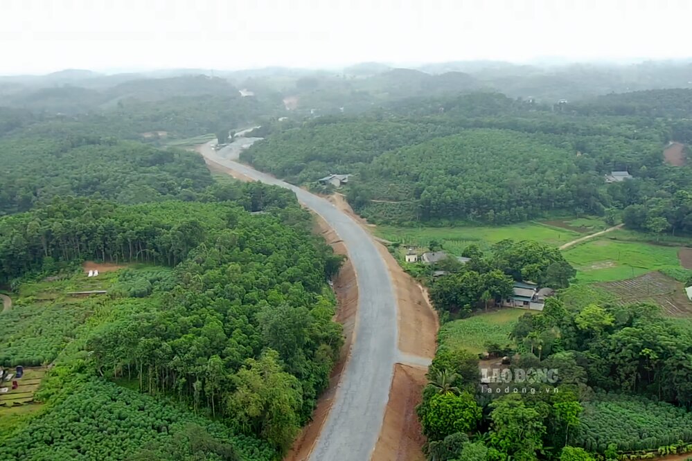 Approved by the People's Committee of Phu Tho province from the beginning of March 2022 according to Decision No. 445/QD-UBND, the project to build a connecting road from Km30 of Tuyen Quang - Phu Tho expressway has a total investment of 250 billion VND. Thanh Ba District People's Committee is the unit assigned to be the Project Investor.