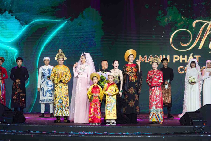 Show thời trang của nhà thiết kế Đinh Văn Thơ. Ảnh: NSX