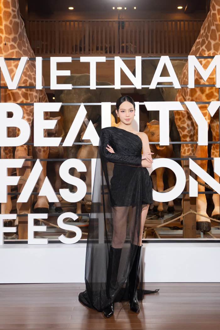 Miss Thanh Thủy wears a stylish black outfit combined with mesh material