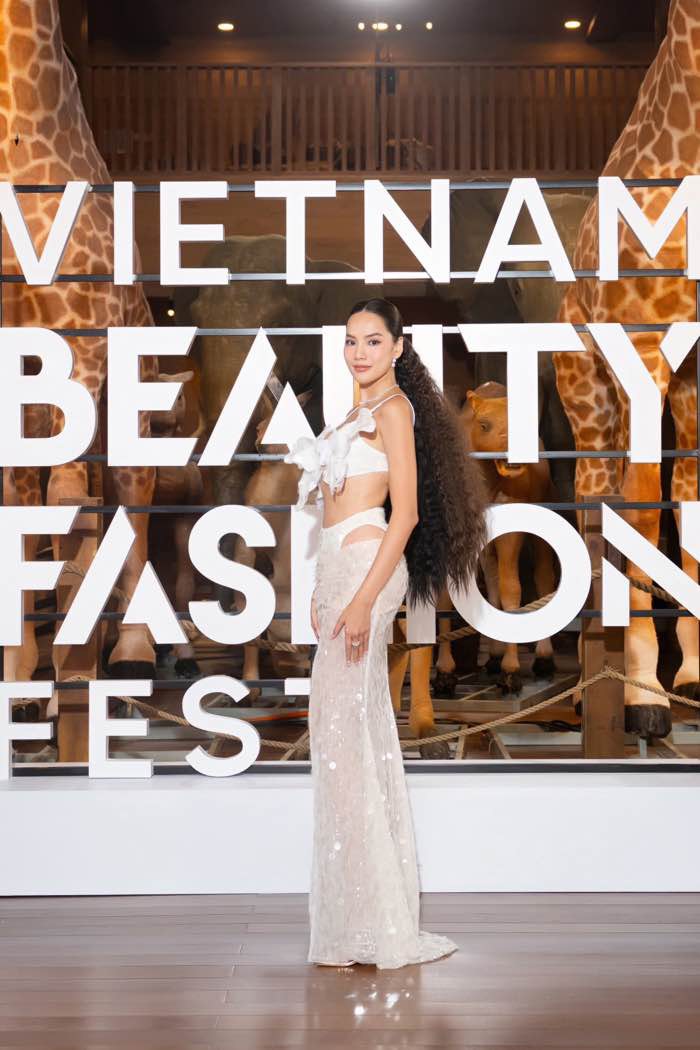 Miss Hoàng Phương wears a figure-flattering design with bold cuts