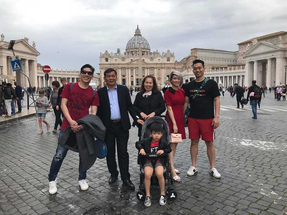 Shark Minh Beta bên gia đình. Ảnh: M. Hoài