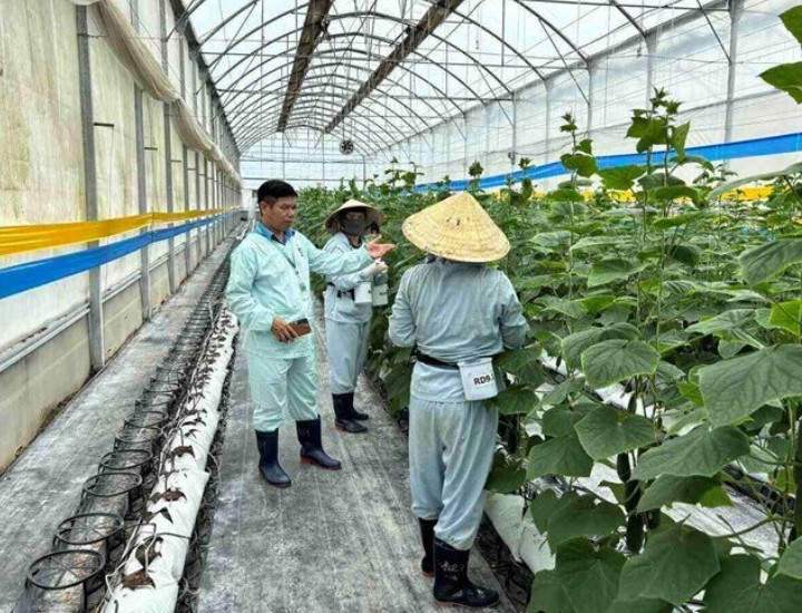 Trade union officials always closely follow, encourage, and motivate employees of BEJO Vietnam Production Co., Ltd. Photo: M.HƯƠNG