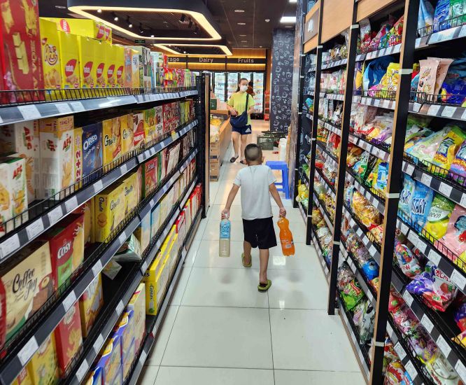 Việc giảm thuế VAT sẽ kích thích người dân tiêu dùng. Ảnh: Cao Nguyên