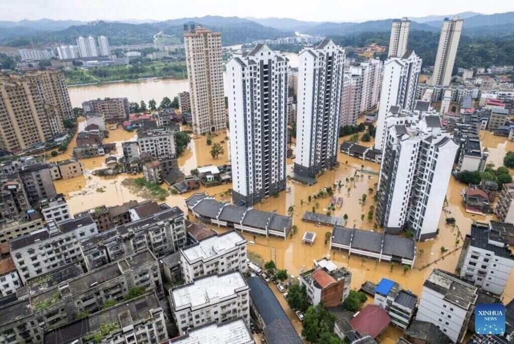 Lũ lụt ở quận Bình Giang ở tỉnh Hồ Nam, miền trung Trung Quốc. Ảnh: Xinhua